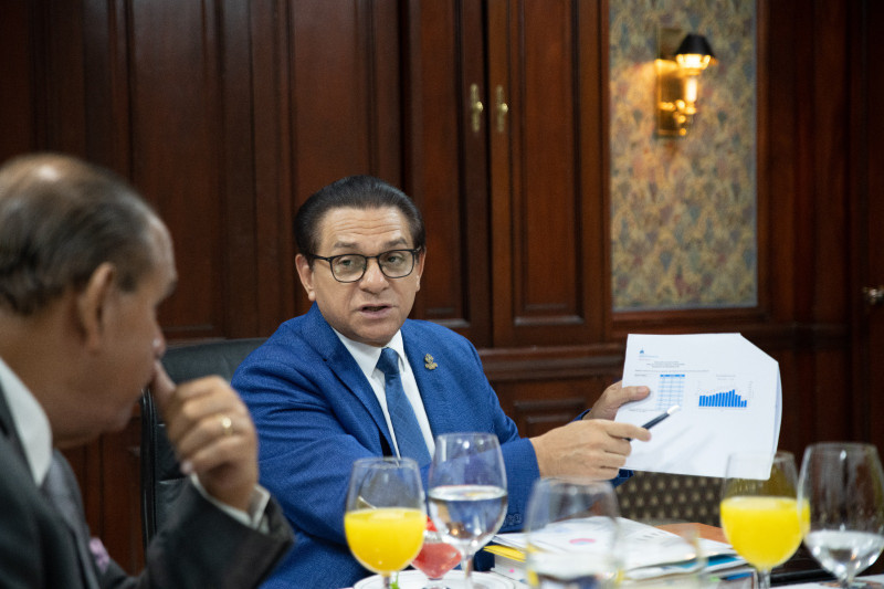 La campaña: El ministro Daniel Rivera explica estadísticas al director del Listín Diario, Miguel Franjul.