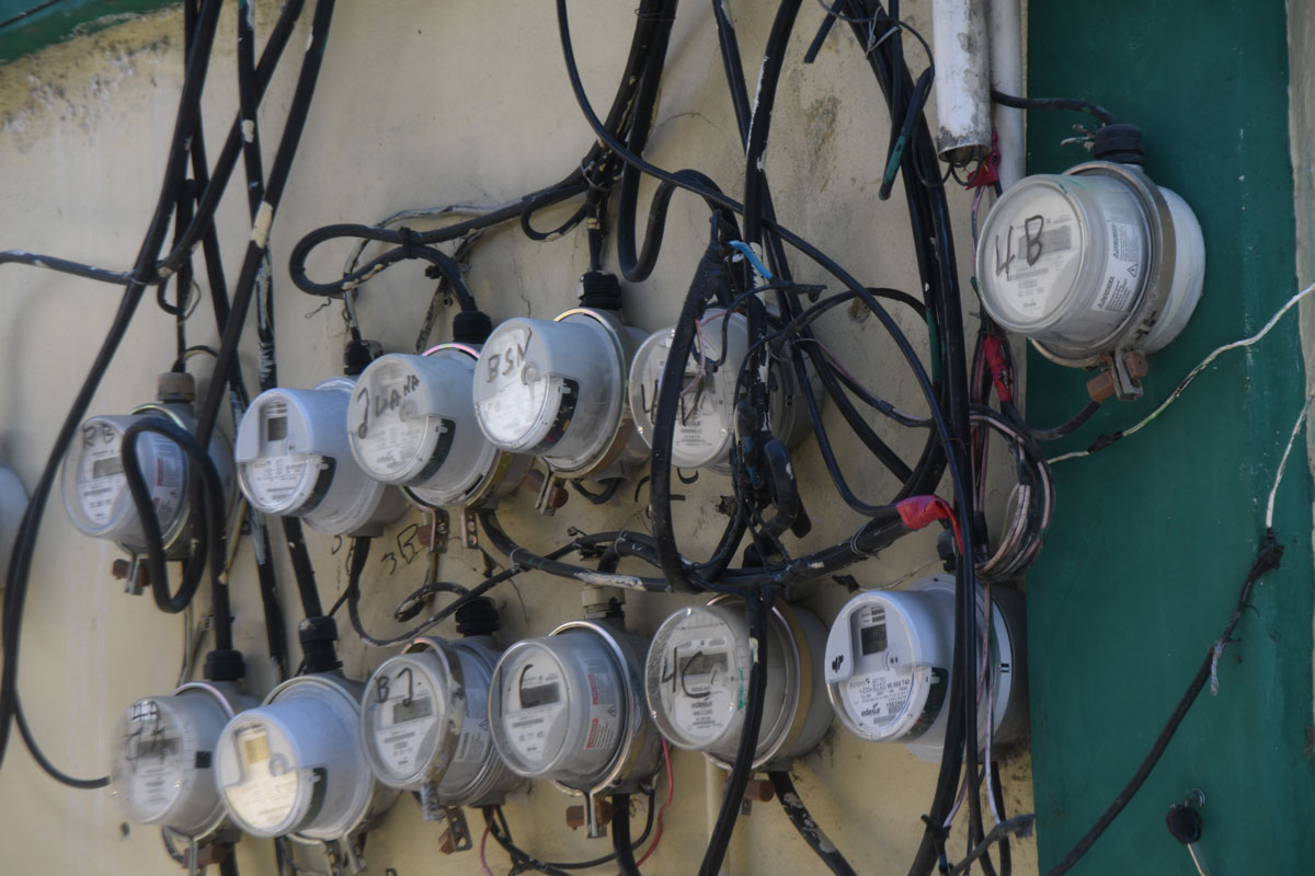 Usuarios dicen que faltan contadores de luz.