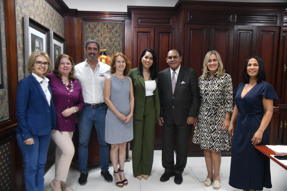 Nancy García de Blanck, Guillermina Selman, Darío Andújar, Ivette de Blanck, Lorenny Solano, Miguel Franjul (director de Listín Diario), Jackie Troncoso y Pilar de la Cruz.